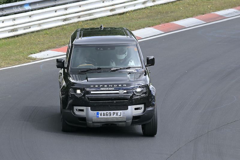 新型ランドローバー ディフェンダー V8 プロトタイプ スパイショット
フロント