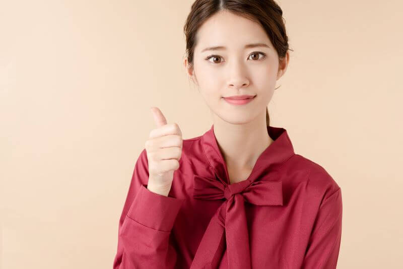 いいねサインをする女性
