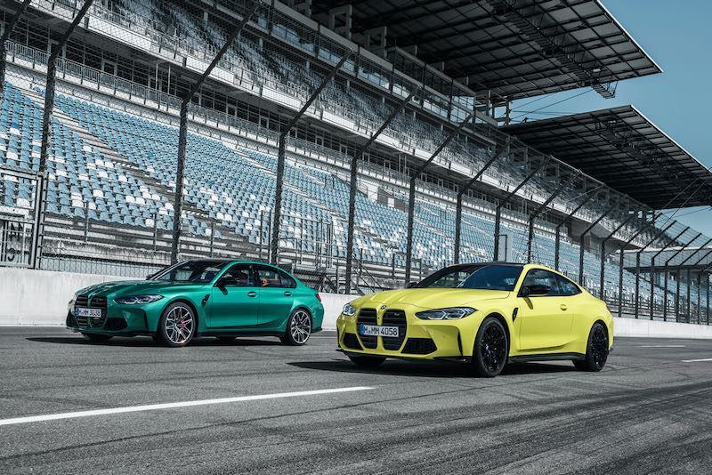左が新型M3セダン、右がM4クーペ