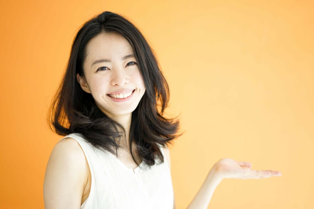 紹介する女性