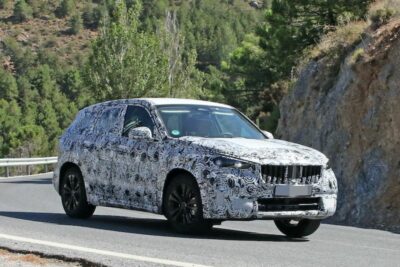 次期新型BMW X1はグリルが大型化か!プロトタイプが初の公道テスト【最新スクープ】