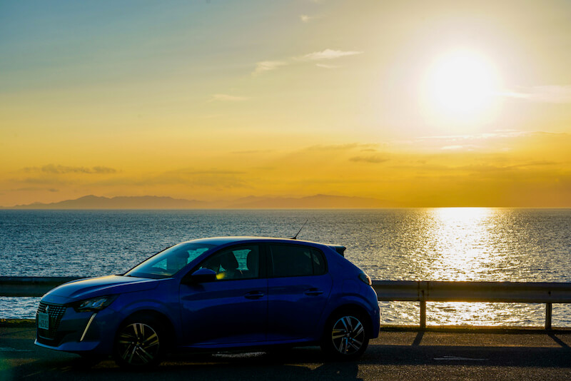 プジョー 208 Allure 夕焼けを背景に撮影