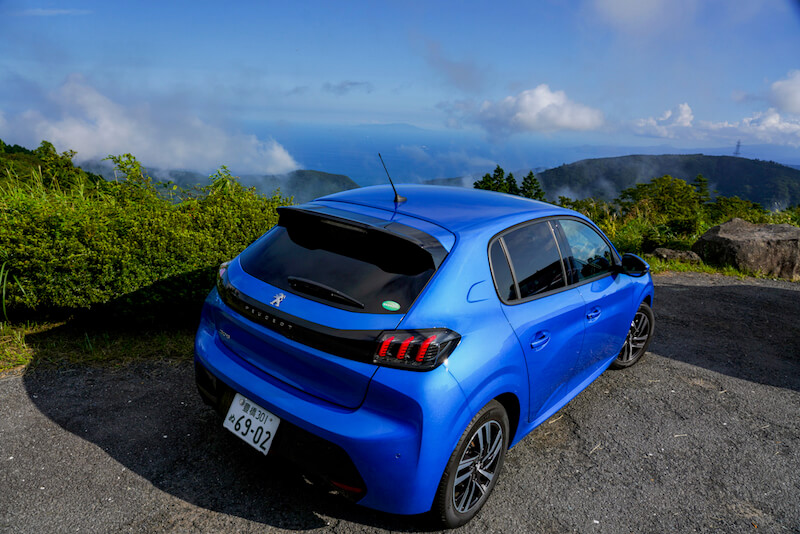 プジョー 208 Allure リア俯瞰で撮影 背景は山なみ