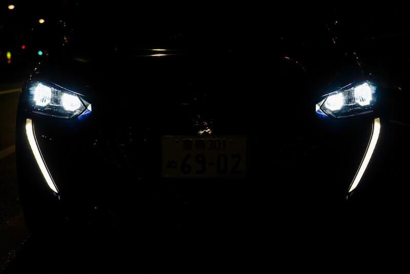 プジョー 208 Allure 夜間のフロントライト点灯状態「ライオンの牙」のLEDデイタイムランプ