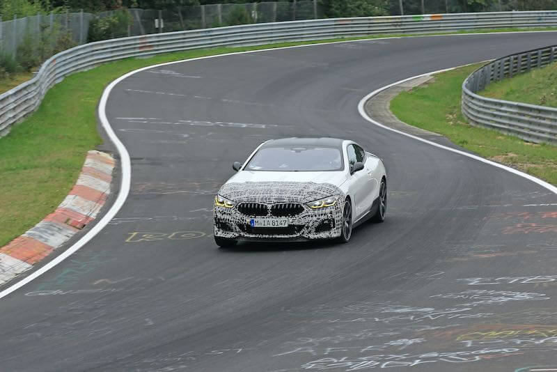 謎のBMW 8シリーズベースのミッドシップ・スーパーカーのプロトタイプ