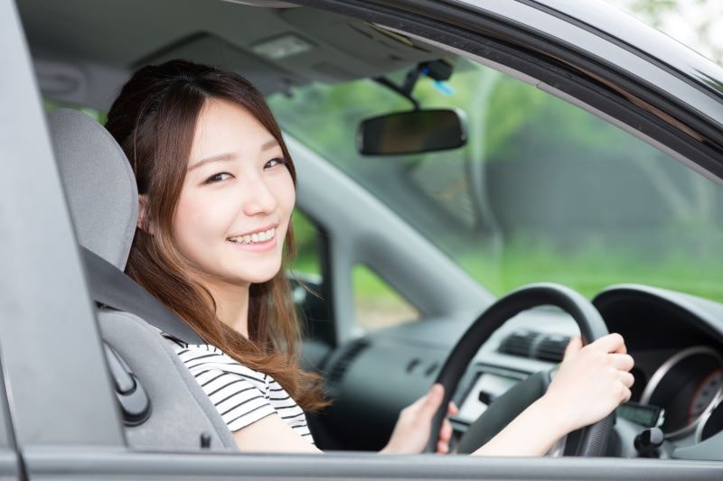 運転席の女性