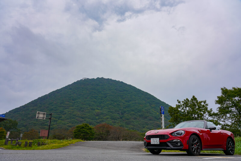 榛名山とアバルト124スパイダー