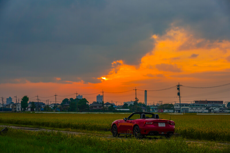 夕暮れとアバルト 124スパイダー