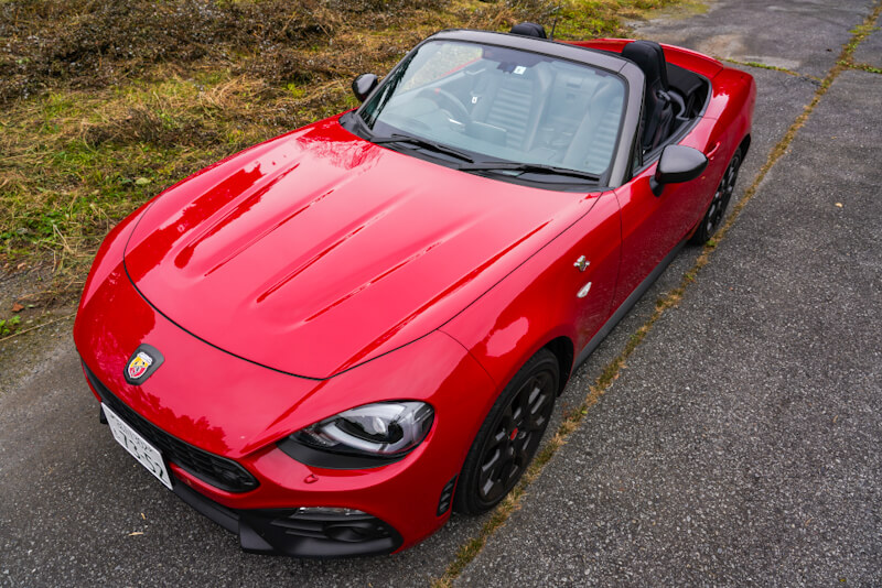 アバルト 124スパイダー フロントから俯瞰撮影