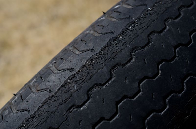 タイヤひび割れは危険 ひび割れの原因と補修 防止方法まとめ Moby モビー