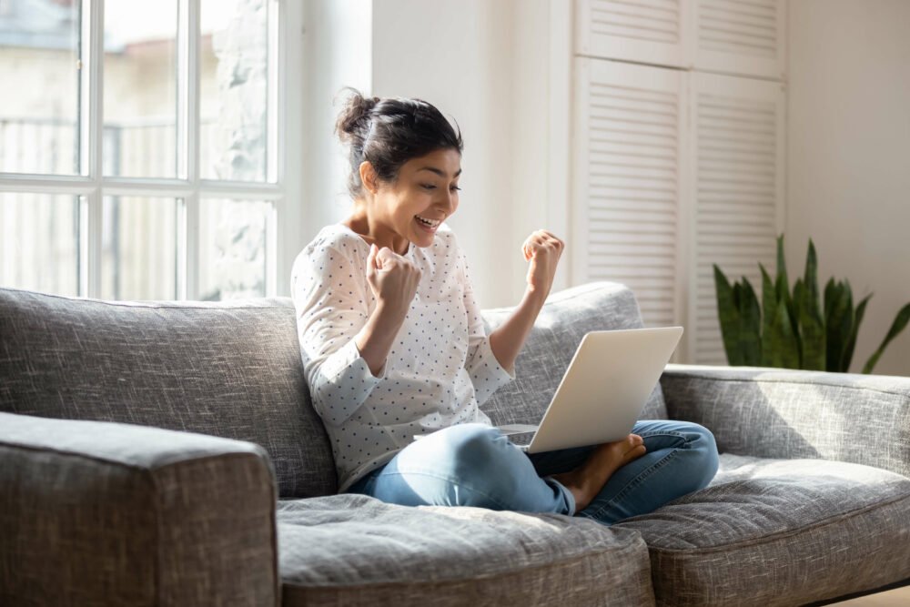 PC画面を見てリアクションする女性