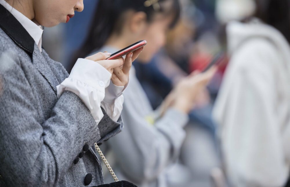 スマホを見る女性