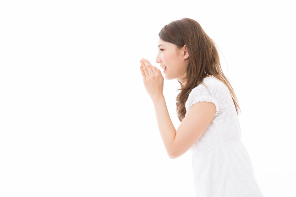 内緒話をする女性