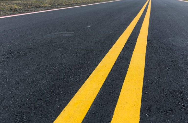 黄色のセンターライン 中央線 は追い越し禁止 横断や右折は 種類と意味をおさらい Moby モビー