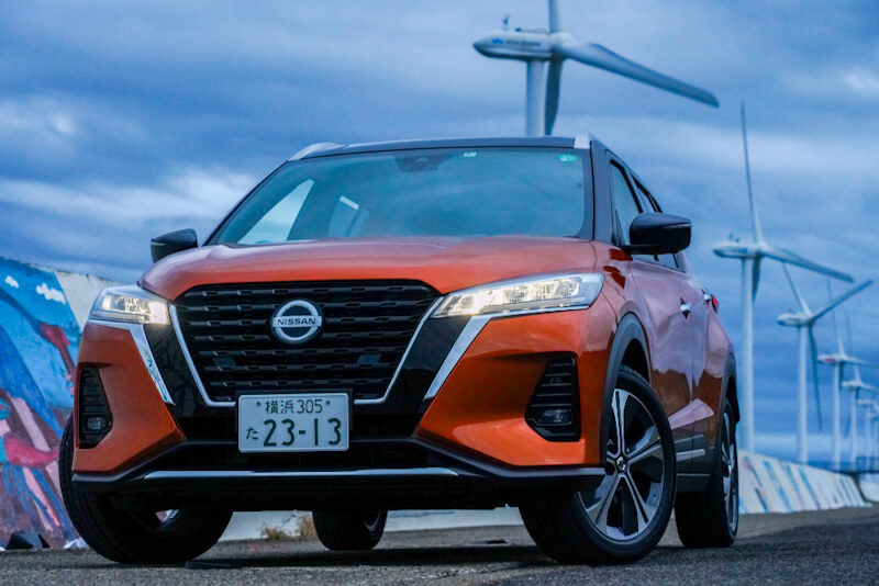 日産 キックス 茨城県鹿島工業地帯の風力発電を背景に撮影