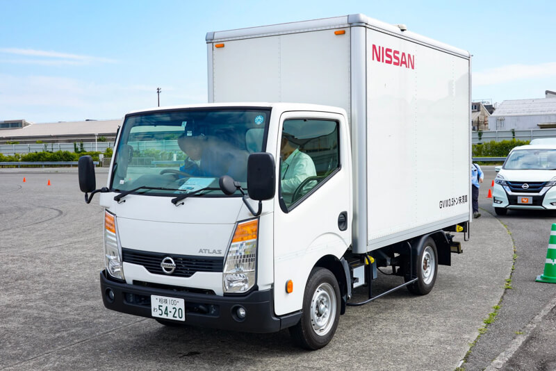 日産アトラス パネルバン
