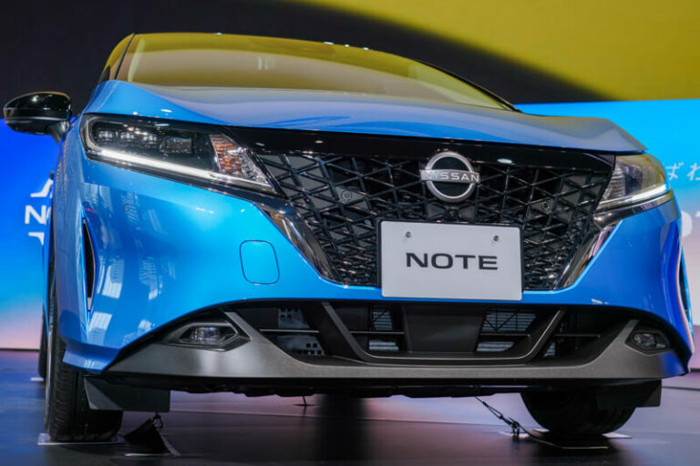 【日産ノート新型】旧型と徹底比較！先代振り返り試乗も | MOBY [モビー]