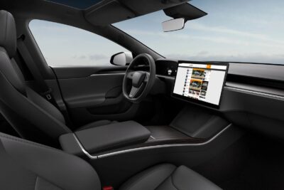 テスラ 新型モデルSのハンドルは2種類?公式サイトで目撃されるも削除