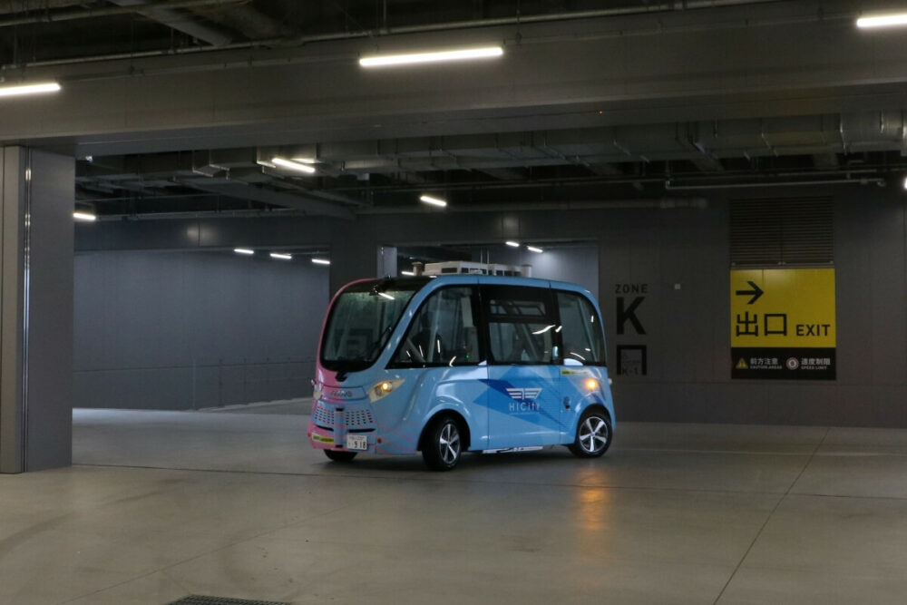 構内を走行するNAVYA ARMA