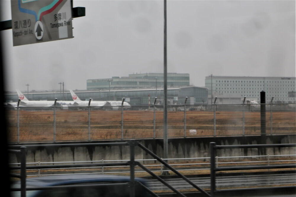 ARMAの車窓から望める羽田空港の風景