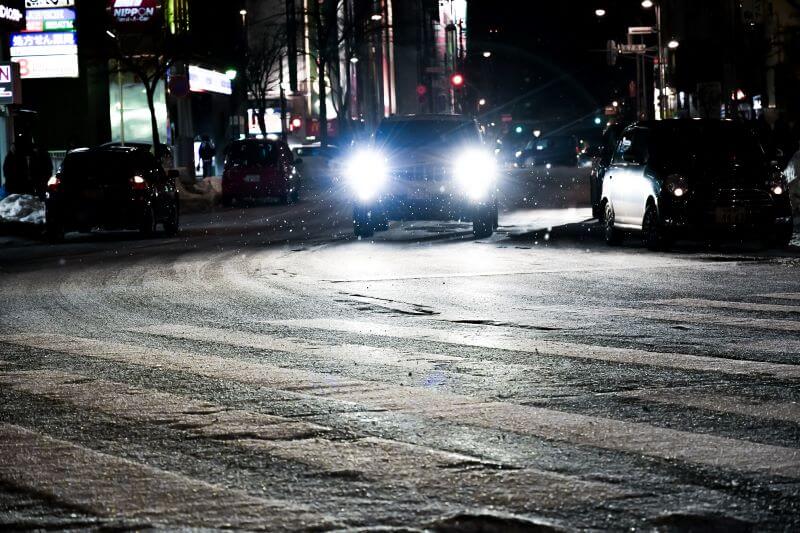 凍結路面を走る車