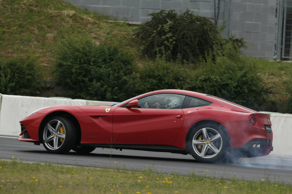 フェラーリ F12ベルリネッタ サイド