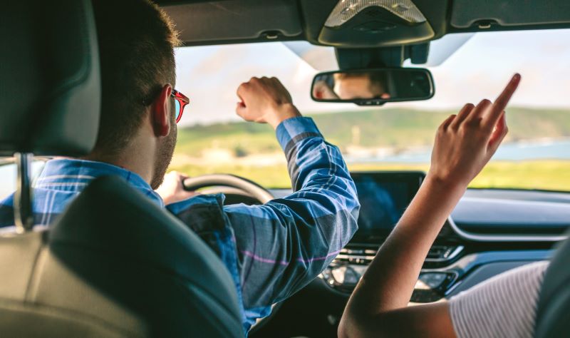 運転しながら踊るカップル