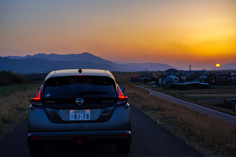 日産リーフ NISMO リアと沈む夕陽