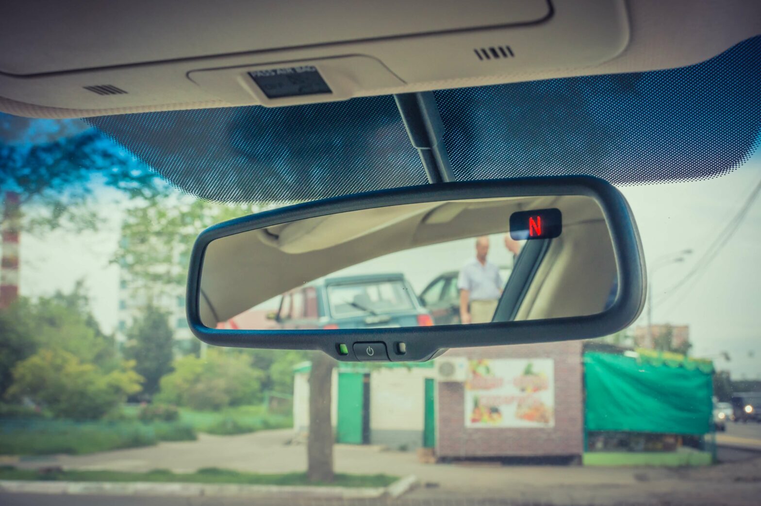 バックミラー・サイドミラーの正しい使い方とは？角度や位置からその調整方法まで MOBY [モビー]