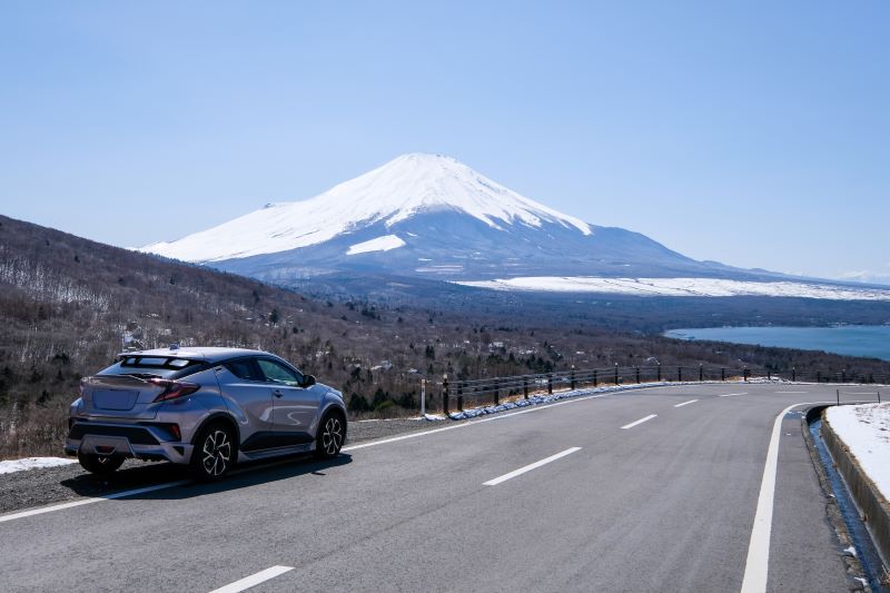 車と富士山と山中湖