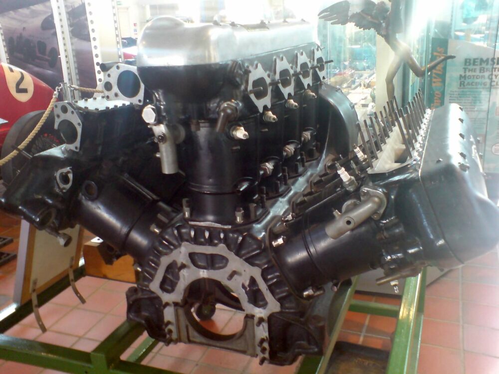 W型エンジン