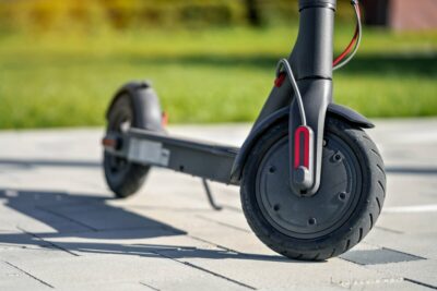 所有する電動キックボードが違法車両に?警察庁や国交省に見解を聞いてみた
