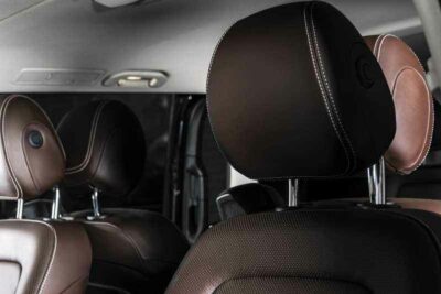 みんな知らない!?車のヘッドレストの正しい使い方|外すと法律違反?