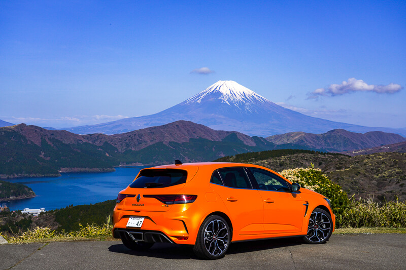 新型ルノー メガーヌ R.S. EDC のリア。富士山と芦ノ湖を背景に撮影