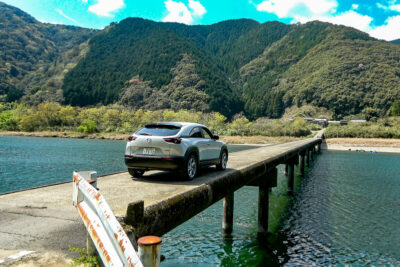 四万十川「沈下橋」をマツダ MX-30 EV Modelで渡る|超絶景ドライブレポート