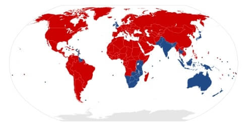 赤色が右側通行、青色が左側通行の国