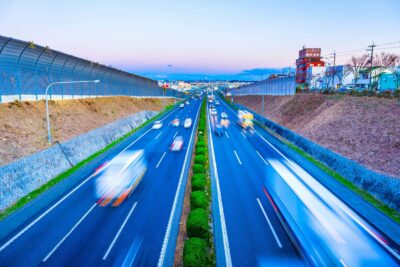 高速道路の制限速度は何キロ?車種による違いや120キロへの引き上げについても