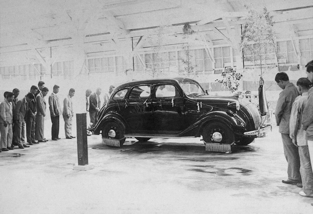 試作工場での「トヨダ A1型試作乗用車」完成式
(1935年)