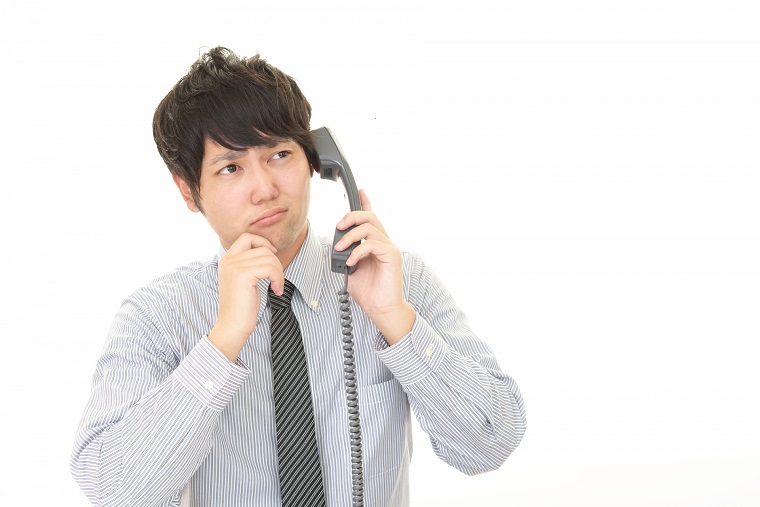 電話をかける男性