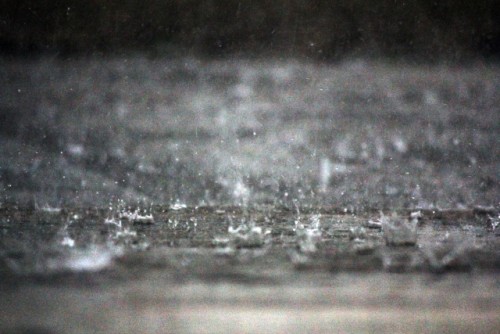 雨が降る道路