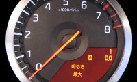 タコメーターとは?取り付け方法や回転数の見方からデジタルメーターまで