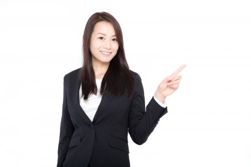 指を指す女性