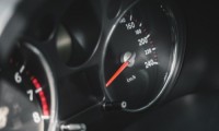 スピード違反は◯キロで一発免停!反則金・罰金相場は?80キロ超は逮捕も?