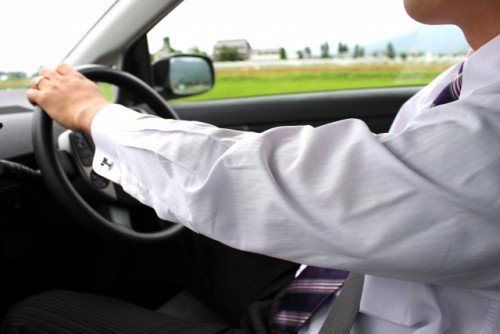 スーツ 運転 男性