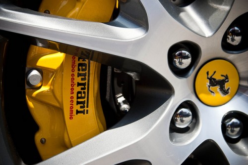 フェラーリ brembo 黄色