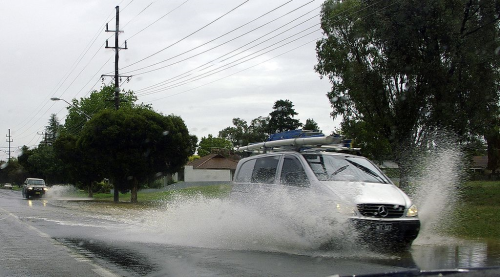 ハイドロプレーニング現象とは 雨の高速道路で注意 速度など原因と対処方法 Moby モビー