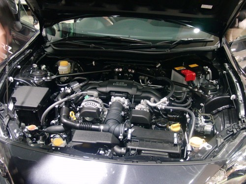 スバルBRZエンジンルーム