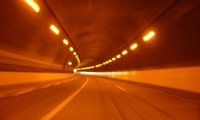 高速道路のトンネルでライト点灯はなぜ?無灯火は交通違反の減点と罰金も!