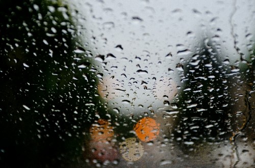 窓 雨水