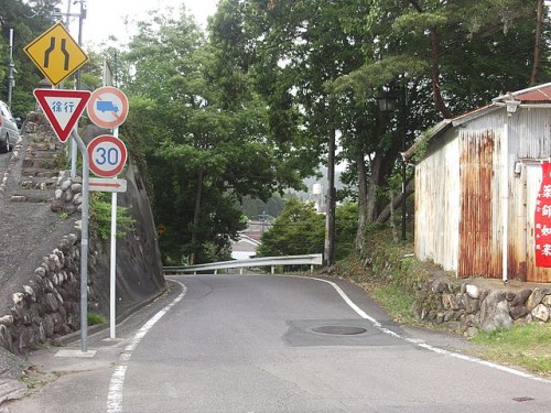 徐行の意味や運転速度から徐行場所まで 安全地帯は徐行が本当に必要 Moby モビー